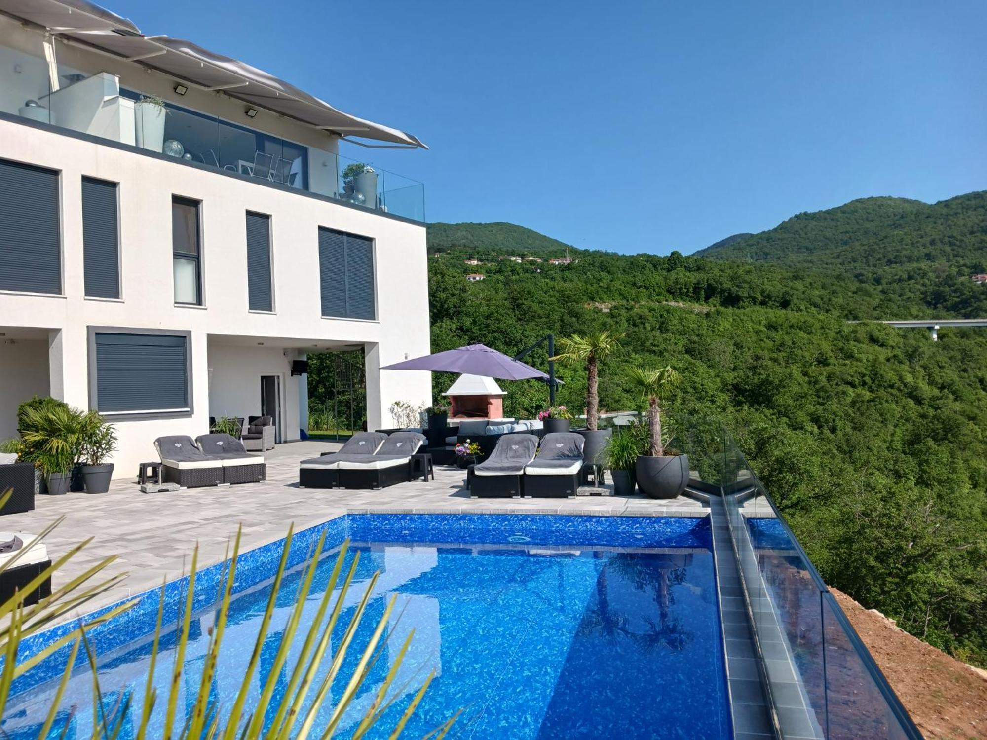 White Pearl Diamond, Mit Meerblick & Pool * Opatija